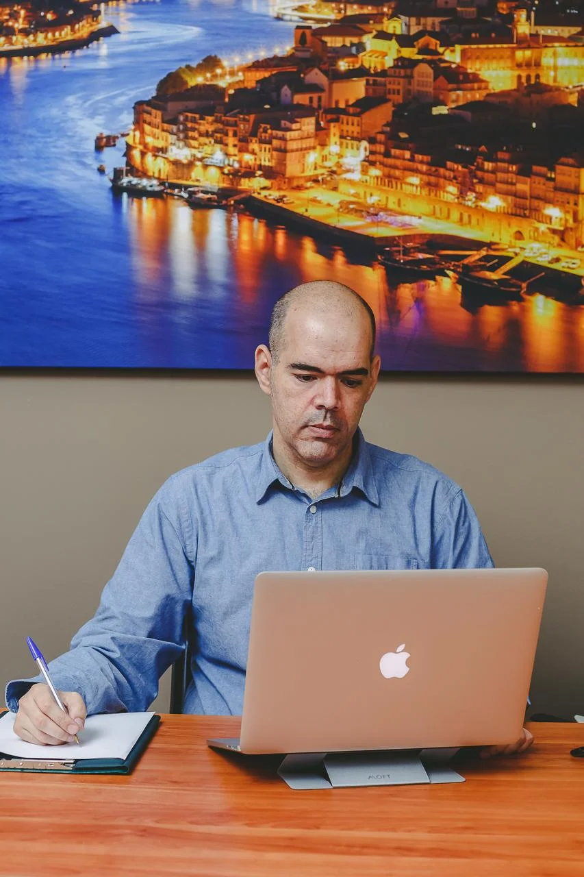 Pedro Matos à secretária, com um caderno e computador